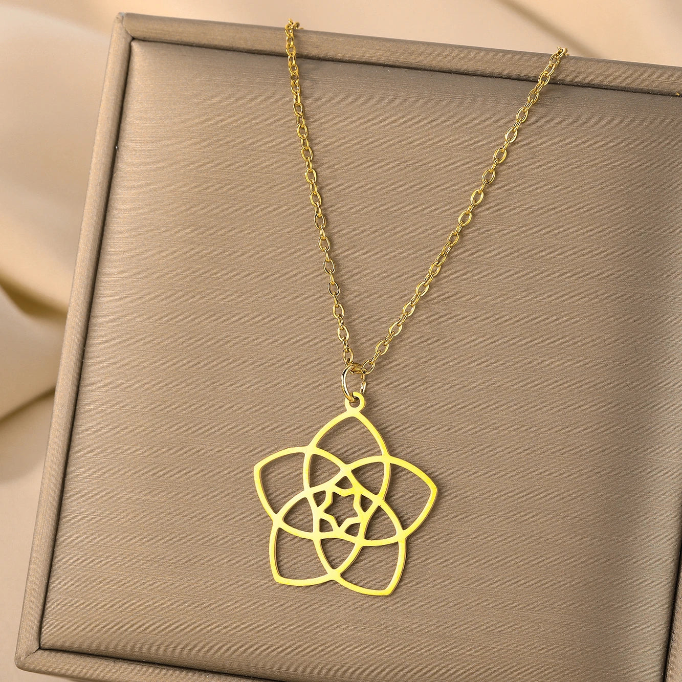 Venus Love Flower Necklace