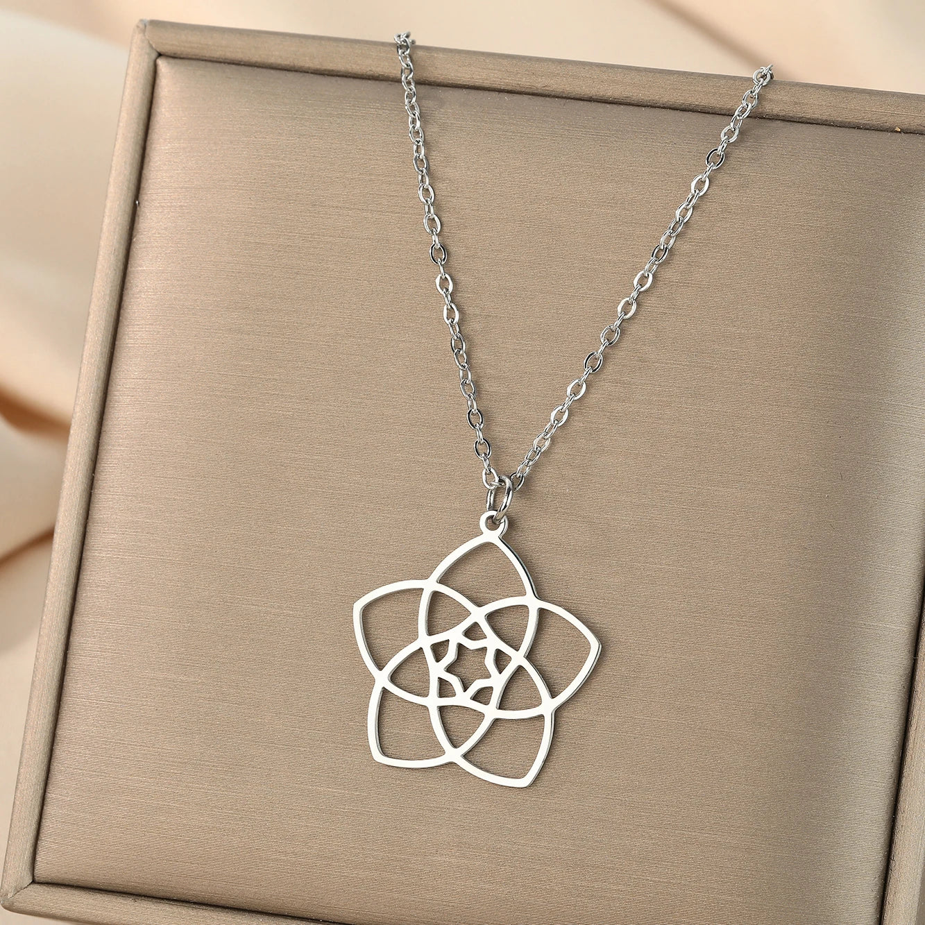 Venus Love Flower Necklace